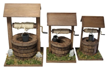 Brunnen mit Holzdach und Eimer, mittel